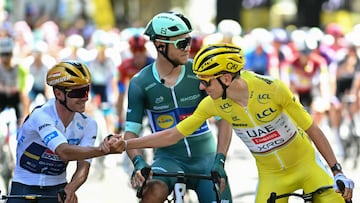 Soudal Quick-Step team's Belgian rider Remco Evenepoel wearing the best young rider's white jersey shakes hands with UAE Team Emirates - XRG team's Slovenian rider Tadej Pogacar wearing the overall leader's yellow jersey (R) as Lidl - Trek team's Italian rider Jonathan Milan wearing the best sprinter's green jersey (C) looks on at the start of the 9th stage of the 112th edition of the Tour de France cycling race, 174.1 km between Chinon and Chateauroux, central France, on July 13, 2025. (Photo by Loic VENANCE / AFP)