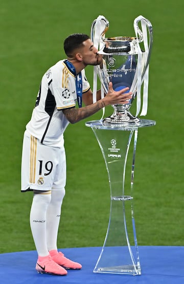 Ceballos besa el trofeo.