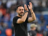 (FILES) Brighton's Italian head coach Roberto De Zerbi applauds fans as he leaves the pitch after the English Premier League football match between Brighton and Hove Albion and Liverpool at the American Express Community Stadium in Brighton, southern England on October 8, 2023. French Ligue 1 club Olympique de Marseille made official the arrival of Italian coach Roberto De Zerbi on June 29, 2024, evening, promising to "help the club regain the position Marseille deserves". (Photo by Glyn KIRK / AFP) / RESTRICTED TO EDITORIAL USE. No use with unauthorized audio, video, data, fixture lists, club/league logos or 'live' services. Online in-match use limited to 120 images. An additional 40 images may be used in extra time. No video emulation. Social media in-match use limited to 120 images. An additional 40 images may be used in extra time. No use in betting publications, games or single club/league/player publications. /