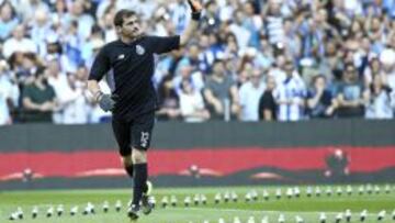 Casillas, aclamado por la grada en la presentación del Oporto