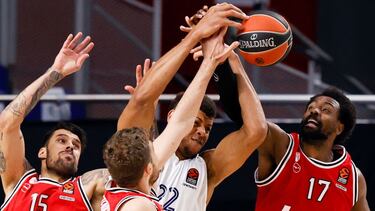 GRAF6346. MADRID, 02/04/2021.- El jugador del Real Madrid Walter Tabares (2-d) palea un balón con varios jugadores de Olympiacos, durante el partido de la Euroliga de baloncesto que disputan esta noche en el WiZink Center, en Madrid. EFE/Chema Moya