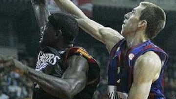 <B>DUELO DE TITANES.</B> Fran Vázquez obstaculiza la entrada a canasta de Chris Webber.