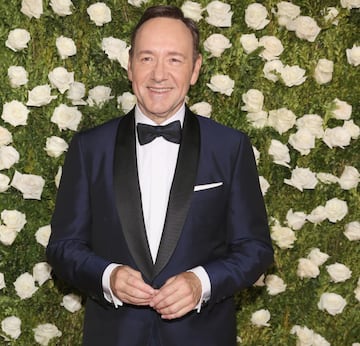 Tras más de 10 acusadores de abuso sexual, Netflix no quiso relación alguna con Spacey, por lo que ‘Frank Underwood’, el personade de Kevin en “House of Cards”, fue asesinado, poniéndole fin a su relación con el grande del streaming.