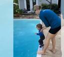 Viralizan cómo le enseñan a ‘sobrevivir’ a un niño en la piscina y el mundo entero reacciona: “Cárcel para esa mujer”