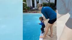 Viralizan cómo le enseñan a ‘sobrevivir’ a un niño en la piscina y el mundo entero reacciona: “Cárcel para esa mujer”