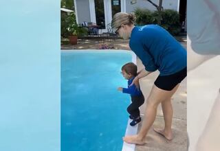 Viralizan cómo le enseñan a ‘sobrevivir’ a un niño en la piscina y el mundo entero reacciona: “Cárcel para esa mujer”