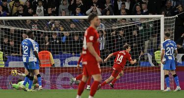 A punto estuvo el Deportivo de llevarse una victoria milagrosa de su enfrentamiento con el Zaragoza. Los aragoneses fueron mejores que su rival, pero solo pudieron sacar un empate, y este llegó con un tanto de Francho Serrano, en el minuto 92. El centrocampista culminó una prolongación de Azón en su gol.