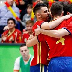 Una España conformista bate a la débil Montenegro (5-0)