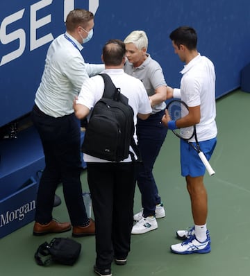 Esto provocó de inmediato su caída y Djokovic ofreció disculpas al instante.