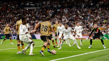 1-2. Pablo Marín se va de Eduardo Camavinga, sobre la línea de fondo, pone el pase atrás y David Alaba desvia el balón hacia su propia portería para batir a Andriy Lunin.