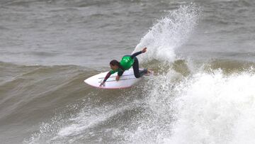 Ariane Ochoa surfeando durante el Royal St Andrews Hotel Port Alfred Classic, QS1000 de la World Surf League (QS) que se celebra en Sud&aacute;frica.