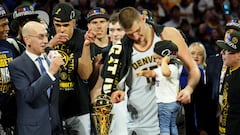 Nikola Jokic, con su hijo, a punto de recibir de manos del comisionado Adam Silver el trofeo de MVP de las Finales de la NBA 2023.