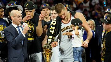 Nikola Jokic, con el trofeo de MVP de las Finales 2023 de la NBA.