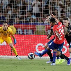 La renovada Roja cumple y empata ante Argentina