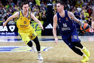 Stefan Jovic, base del Valencia Basket, ante el extaronja Martin Hermannsson.