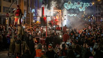 Ambiente durante la cabalgata de Reyes 2023, a 5 de enero de 2023, en Barcelona, Cataluña, (España). Los Reyes Magos han llegado a la ciudad a bordo del pailebote Santa Eulàlia. Tras dos años de pandemia y restricciones, las carrozas vuelven a lanzar caramelos en esta cabalgata de Reyes. Además, el desfile tiene un nuevo recorrido, en el que no pasa por las principales calles del centro de la ciudad, debido a las obras que se están llevando a cabo en la vía Laietana.
05 ENERO 2023;CABALGATA;REYES;CATALUNYA;CATALUÑA
Lorena Sopêna / Europa Press
05/01/2023