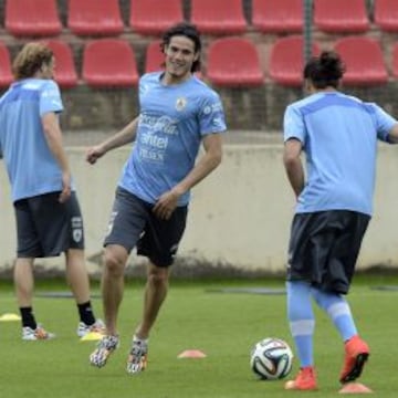 Cavani bromea con Cáceres antes del debut.