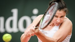 La tenista española Sara Sorribes devuelve una bola durante su partido ante Susan Bandecchi en el WTA International Ladies Open Lausanne de Lausana.