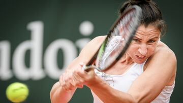 La tenista espa?ola Sara Sorribes devuelve una bola durante su partido ante Susan Bandecchi en el WTA International Ladies Open Lausanne de Lausana.