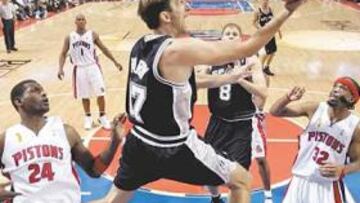 <b>SIN FORTUNA. </b>Brent Barry intenta una canasta ante la mirada de McDyess (izda.) y Richard Hamilton.