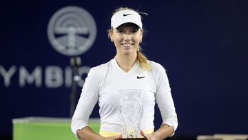 La tenista británica Katie Boulter posa con el trofeo de campeona del Torneo WTA 500 de San Diego tras derrotar en la final a Marta Kostyuk.