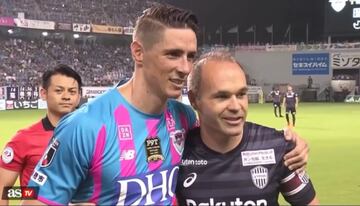 El jugador del Sagan Tosu Fernando Torres se abraza con el jugador del Vissel Kobe Andr¨¦s Iniesta.