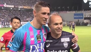 El jugador del Sagan Tosu Fernando Torres se abraza con el jugador del Vissel Kobe Andrés Iniesta. 