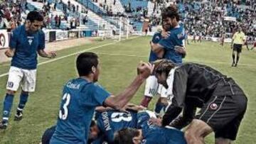 <b>MONTONERA. </b>Los jugadores del Alicante se abrazan y celebran el segundo tanto marcado por Joan Tomás, en el descuento.