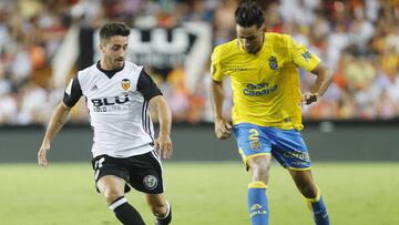 Nacho Gil pelea un balón con David Simón durante un partido de Liga Santander entre Valencia y Las Palmas.