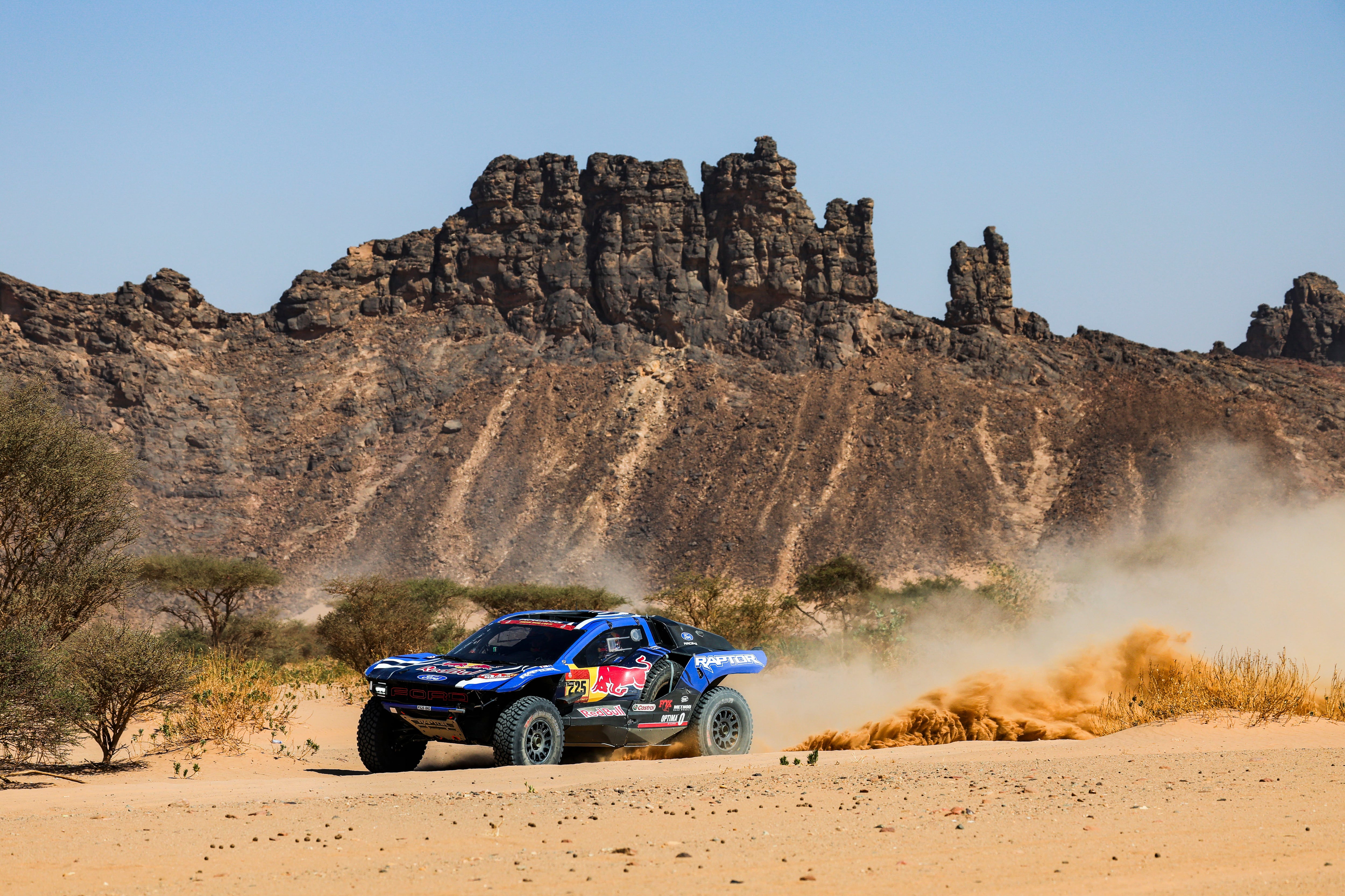WADI AD DAWASIR (ARABIA SAUDÍ), 12/01/2026.- El piloto español Carlos Sainz y su copiloto Lucas Cruz a bordo de su Ford durante la etapa del día del rally Dakar, este lunes en la localidad saudí de Wadi Ad Dawasir. EFE/ Dakar4 2026 SOLO USO EDITORIAL/SOLO DISPONIBLE PARA ILUSTRAR LA NOTICIA QUE ACOMPAÑA (CRÉDITO OBLIGATORIO)
