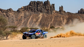 WADI AD DAWASIR (ARABIA SAUDÍ), 12/01/2026.- El piloto español Carlos Sainz y su copiloto Lucas Cruz a bordo de su Ford durante la etapa del día del rally Dakar, este lunes en la localidad saudí de Wadi Ad Dawasir. EFE/ Dakar4 2026 SOLO USO EDITORIAL/SOLO DISPONIBLE PARA ILUSTRAR LA NOTICIA QUE ACOMPAÑA (CRÉDITO OBLIGATORIO)