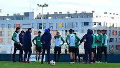 Otra vuelta de tuerca en el Racing: dos puntas, chavales y Lucas de portero