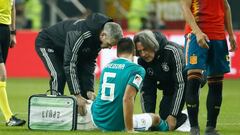 Germany&#039;s midfielder Sami Khedira (C) gets medical treatment by team doctor Hans-Wilhelm Mueller-Wohlfahrt (R) and has to leave the pitch during the international friendly football match of Germany vs Spain in Duesseldorf, western Germany, on March 2