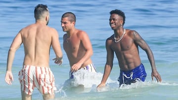 Vinicius, en la playa de Río de Janeiro.
