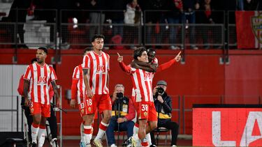 Luka Romero y los jugadores del Almería, celebrando uno de los goles al Atlético de Madrid.