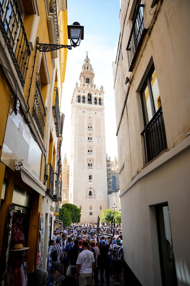 Imágenes de las aficiones del Atlético de Madrid y Real Sociedad en las calles de Sevilla a horas de disputarse la Final de la Copa del Rey.