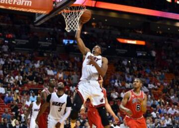 Canasta de Hassan Whiteside ante Cristiano Felicio.