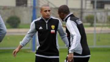Roberto Carlos y Samuel Eto'o, durante su etapa en el Anzhi.