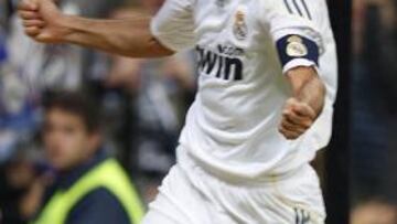 <b>DOBLETE.</b> Raúl abrió el camino de la victoria del Real Madrid con los dos primeros goles del equipo.