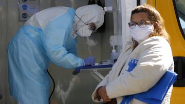 Valparaiso, 10 de septiembre 2020  Porteños se realizan test PCR en un laboratorio movil del ministerio de la salud en la plaza Sotomayor de Valparaiso.  Raul Zamora/Aton Chile