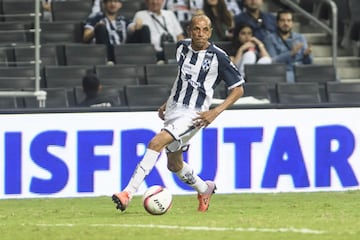 Este rubro le pertenece al goleador de los Rayados, al brasileño, Mario de Souza ‘Bahía’; sus disparos besaron las redes 11 veces en 12 clásicos. Es el segundo máximo anotador de los auriazules con 96 tantos, delante de él esta Humberto Suazo con 121 y Rogelio Funes Mori con 110.