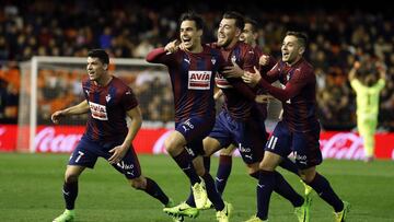 El Eibar ridiculiza al Valencia, que mira otra vez al abismo