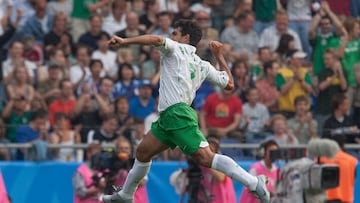 Action photo during the match Japan 1-2 Mexico, Corresponding to the group stage of the Confederations Cup Germany 2005, at the FIFA Stadium WM-Stadion Hannover, Hannover, in the photo: Antonio Naelson Sinha celebrates his goal of Mexico
Foto de accion durante el partido Japon 1-2 Mexico, Correspondiente a la fase de grupos -B- de la Copa Confederaciones Alemania 2005, en el Estadio FIFA WM-Stadion Hannover, Hanover, en la foto: Antonio Naelson Sinha celebra su gol de Mexico
19/06/2005/MEXSPORT/David Leah.