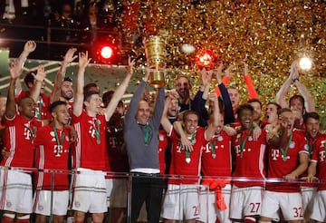 En el primer mundo deportivo, si hay un equipo que es ampliamente dominante en su liga, es sin duda alguna el Bayern Múnich, ya que el conjunto bávaro ha ganado desde la instauración del actual formato de Bundesliga 26 títulos, 21 más que sus más cercanos perseguidores, el Borussia Dortmund y el Borussia Mönchengladbach. Su año más exitoso fue 2013, cuando ganaron el triplete de la mano de Jupp Heynckes: Champions, liga y copa.