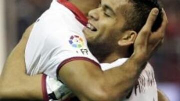 <b>FENÓMENOS.</b> Alves y Kanouté han cuajado un gran encuentro, liderando la victoria de su equipo.