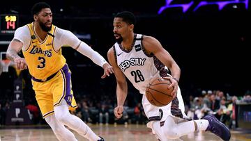 Spencer Dinwiddie, defendido por Anthony Davis durante el partido de la NBA que ha enfrentado a Los &Aacute;ngeles Lakers y a Brooklyn Nets