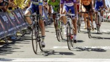 El corredor belga Jens Keukeleire (i), del equipo Orica, ha ganado la tercera etapa de la Vuelta Ciclista a Burgos, disputada entre Villadiego y el complejo karstico de Ojo Guare&ntilde;a. EFE/Santi Otero