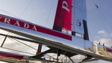 El 'Luna Rossa', en el agua