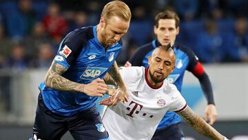 El centrocampista Kevin Vogt  del TSG 1899 Hoffenheim y el centrocampista chileno Arturo Vidal durante el partido de la Bundesliga alemana entre el TSG 1899 Hoffenheim y el Bayern de M&uacute;nich disputado en Sinsheim, Alemania.