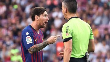 Messi le protesta a Jaime Latre.
